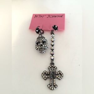 VINTAGE SKULL & CROSS HIGH LOW MISMATCH EARRINGS